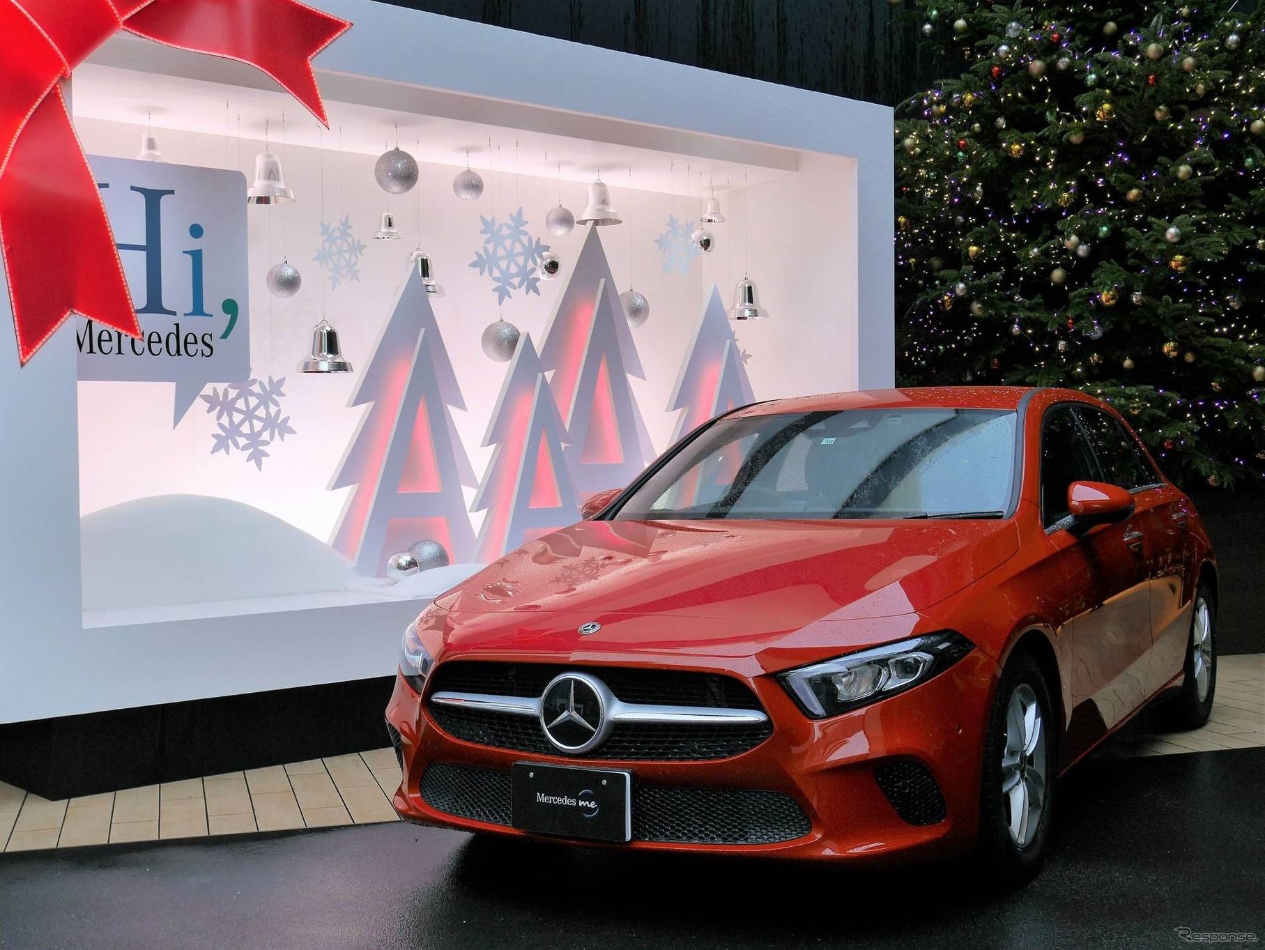 Mercedes me Tokyo はクリスマス仕様のディスプレイに模様替え