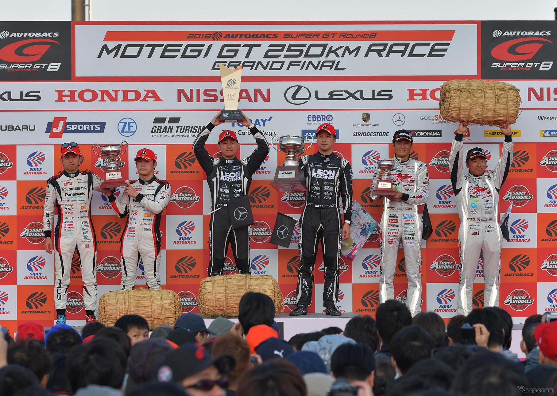 2018年のSUPER GTもてぎ戦、GT300クラスの表彰式（中央＝優勝で王座を決めた黒澤治樹&蒲生尚弥）。