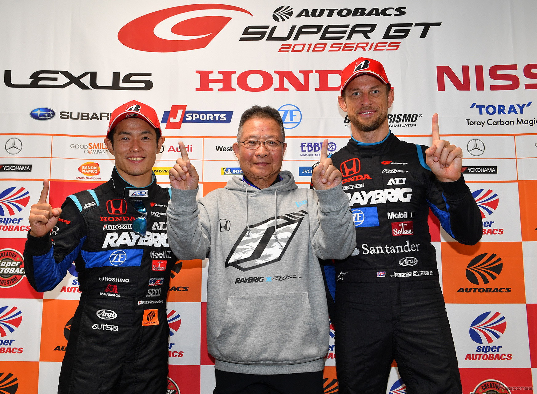 2018年GT500王者 #100 NSXの（左から）山本尚貴、高橋国光総監督、J.バトン。