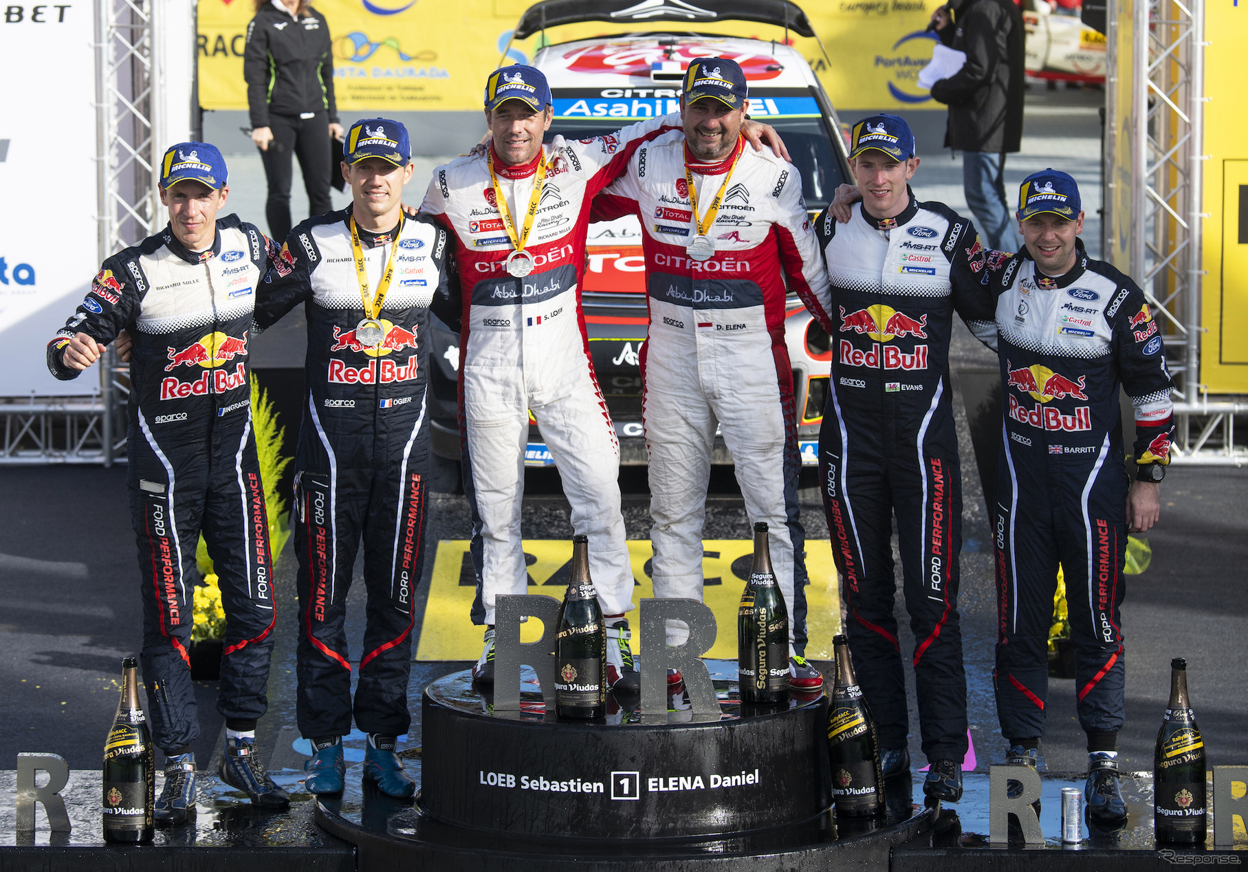 2018年WRCスペイン戦で優勝したローブ（中央左）。