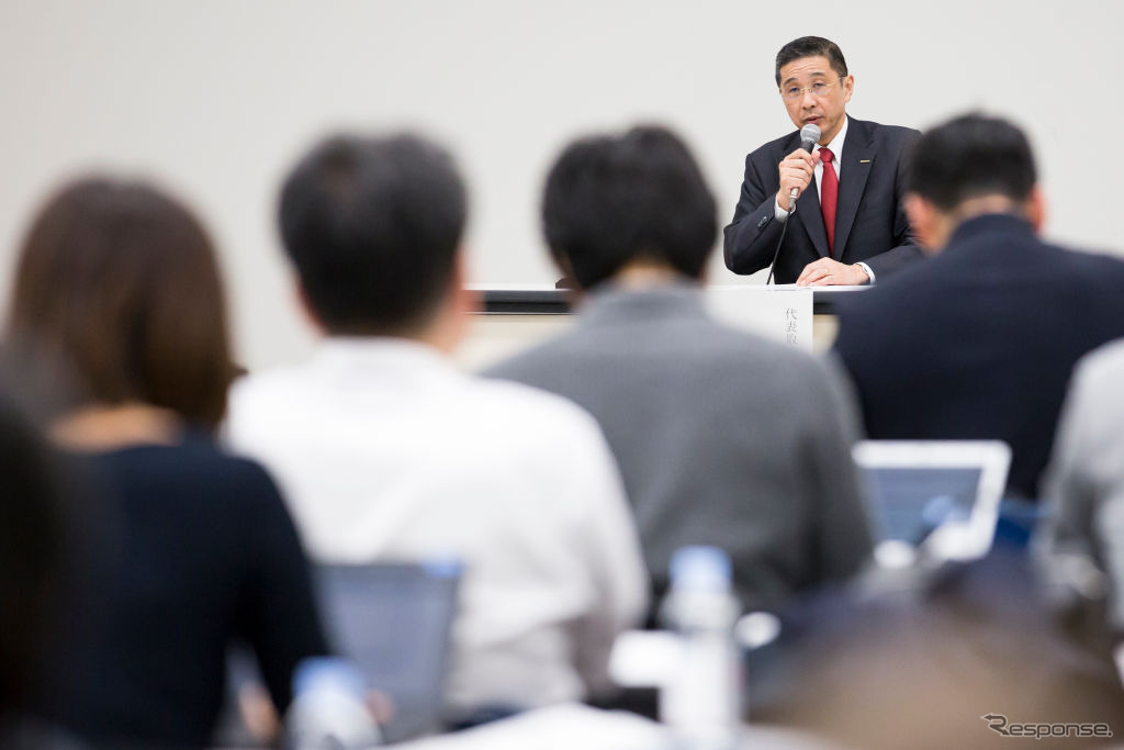 記者会見に臨む西川社長。　(c) Getty Images