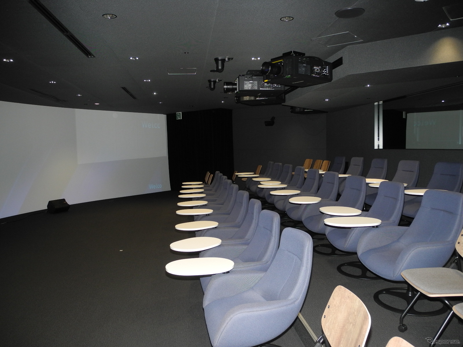 テレビ会議システムや4Kプロジェクターを設けた部屋