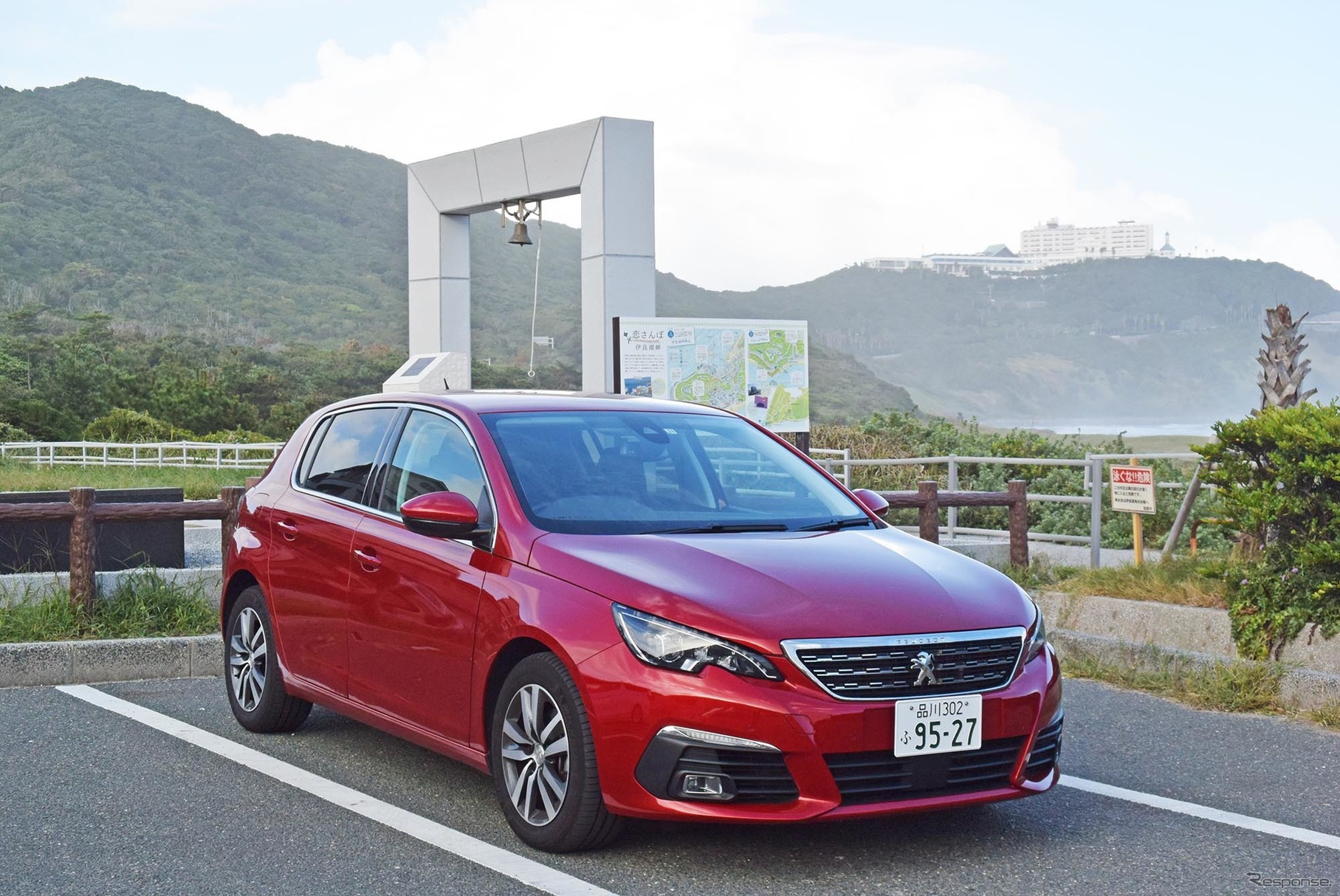 愛知・渥美半島の先端、伊良湖岬にて。背後に見えるのは「幸せの鐘」。