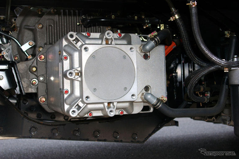 【三菱ふそう エコハイブリッド 新型】エンジンは停止か1600rpm