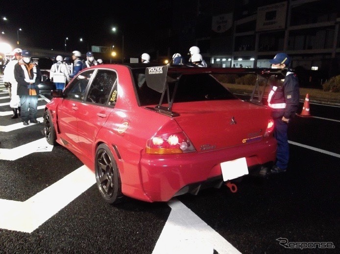 東京オートサロンの会場近くの駐車場で特別街頭検査