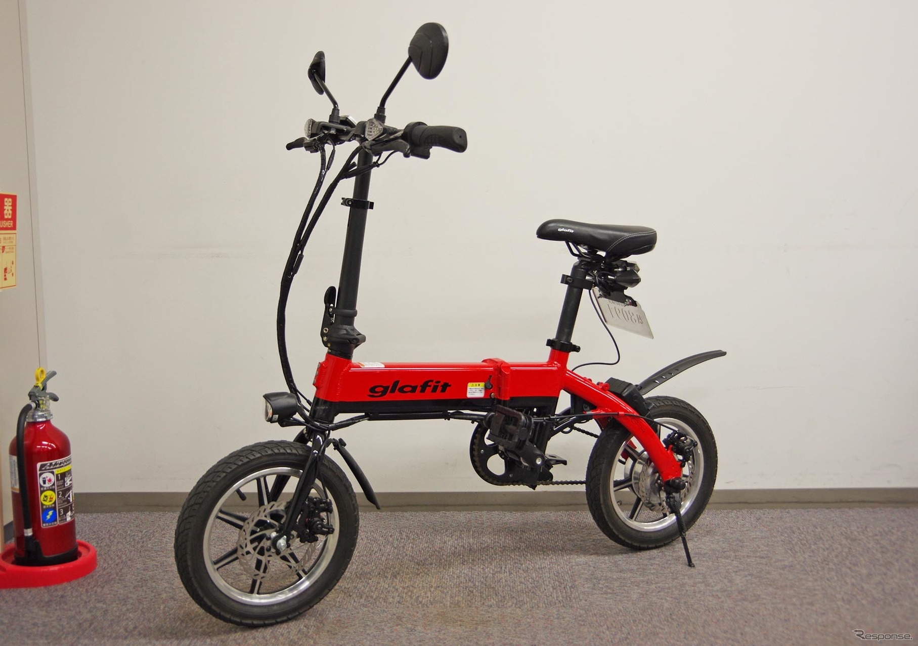 グラフィットが現在販売しているペダル付き電動バイク「GFR-01」。原付なのでナンバー、ヘルメット着用、運転免許が必要