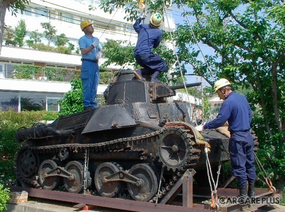 2004年に、和歌山県の南紀白浜から英国に向けて出発する「九五式軽戦車」