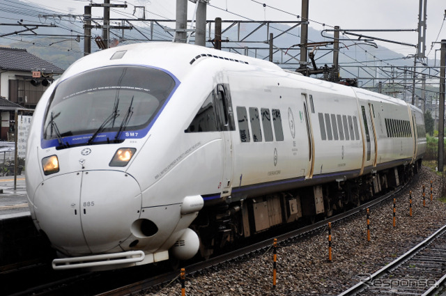 日本語アカウントでは6つのエリアに分けて配信されるJR九州のツイッターによる運行情報。写真は特急『かもめ』『ソニック』で運用されている885系特急型電車。