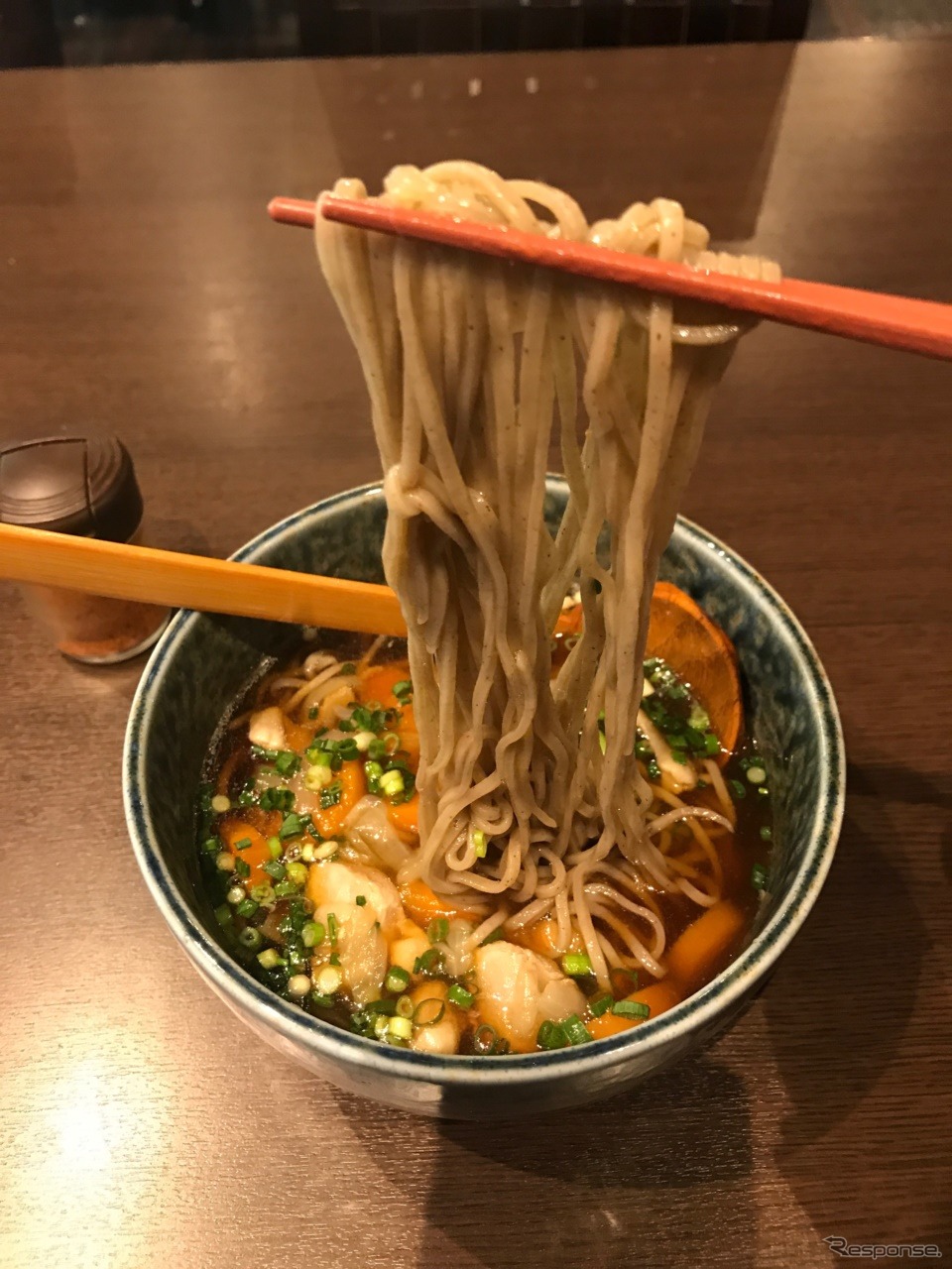 朝そばは鶏肉と野菜の入ったけんちん汁風の汁も旨い。御殿場あたりのみくりやそばにも通じる一品だ。