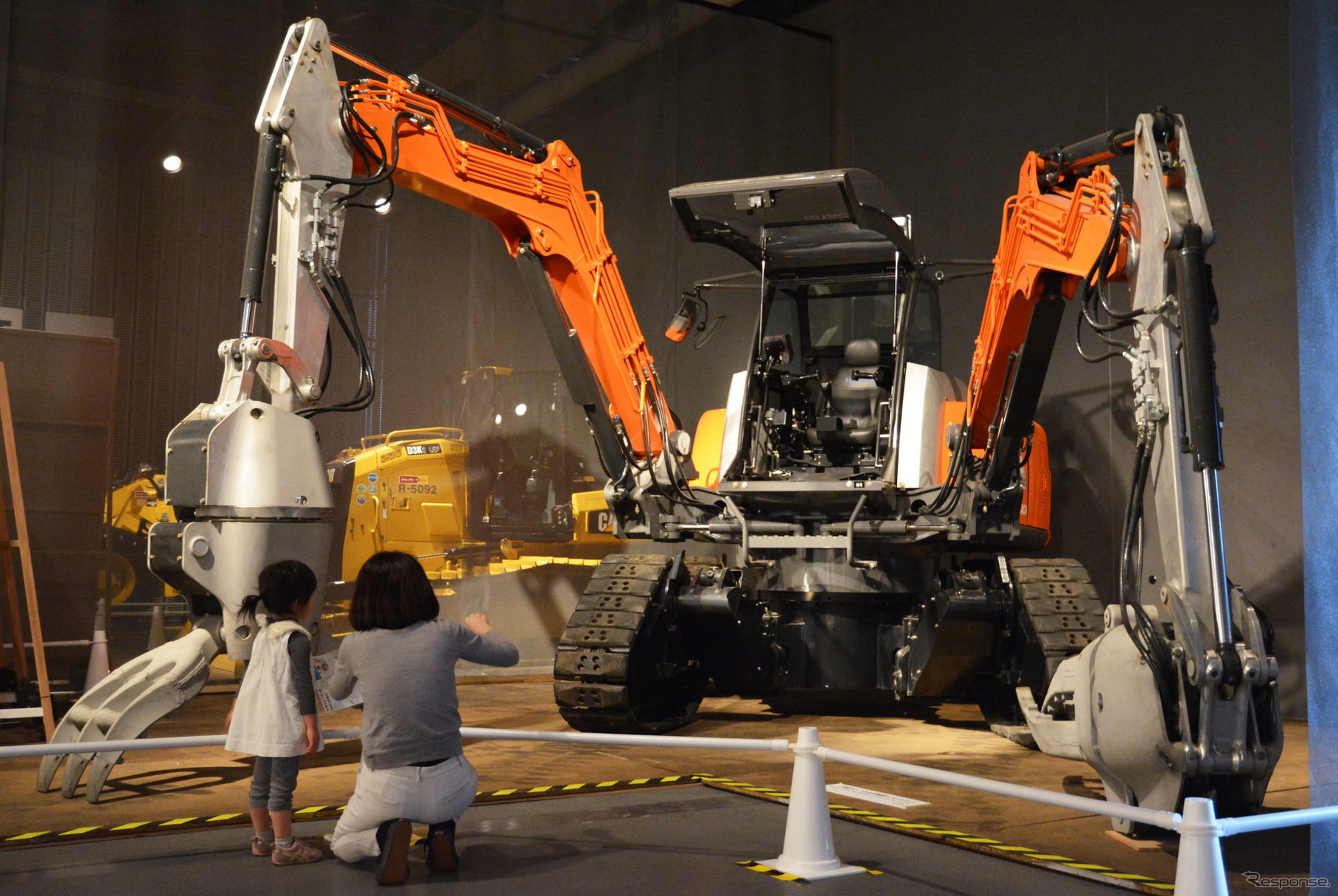 日立建機の『四脚クローラ方式双腕型コンセプトマシン』