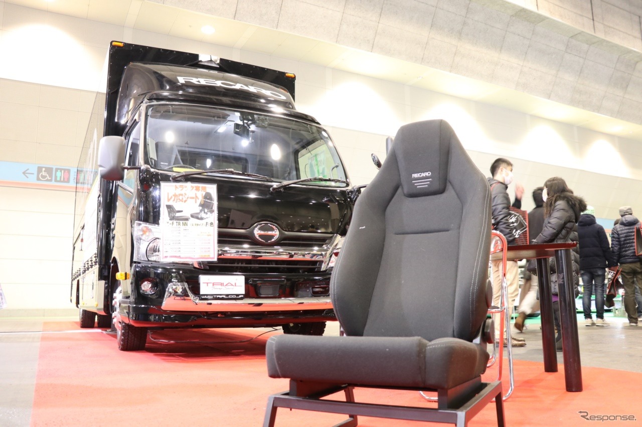 大阪オートメッセでトラック用のレカロシート紹介される。