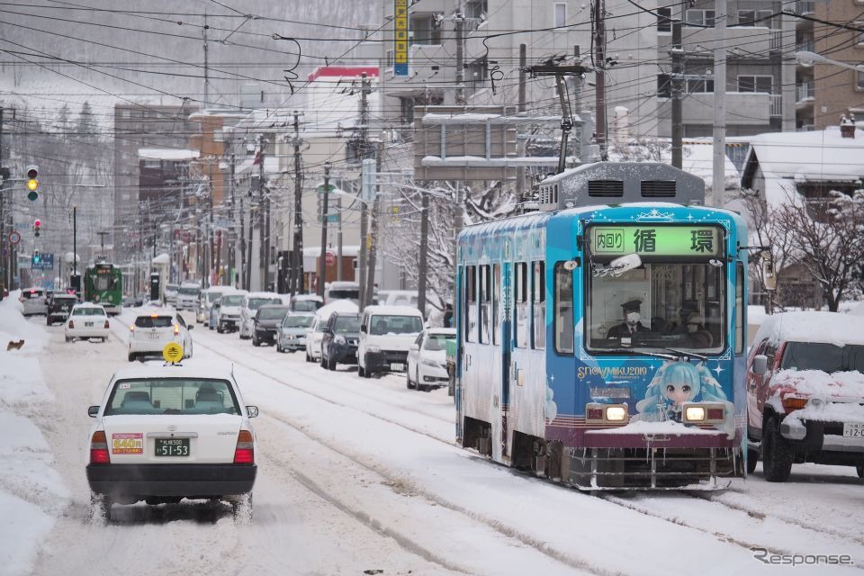 路面状況が悪化する積雪期は、道路上の車との悪戦苦闘が続く札幌市電。右の電車は2018年度の「雪ミク電車」。