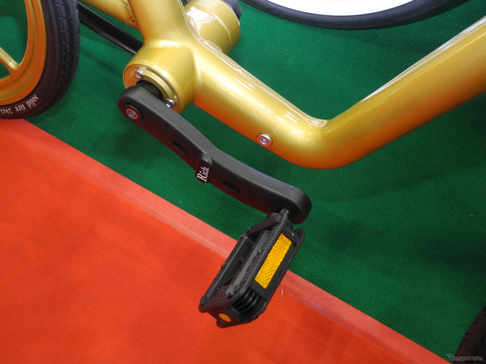 フレームは6角レンチで2つに分割することが可能