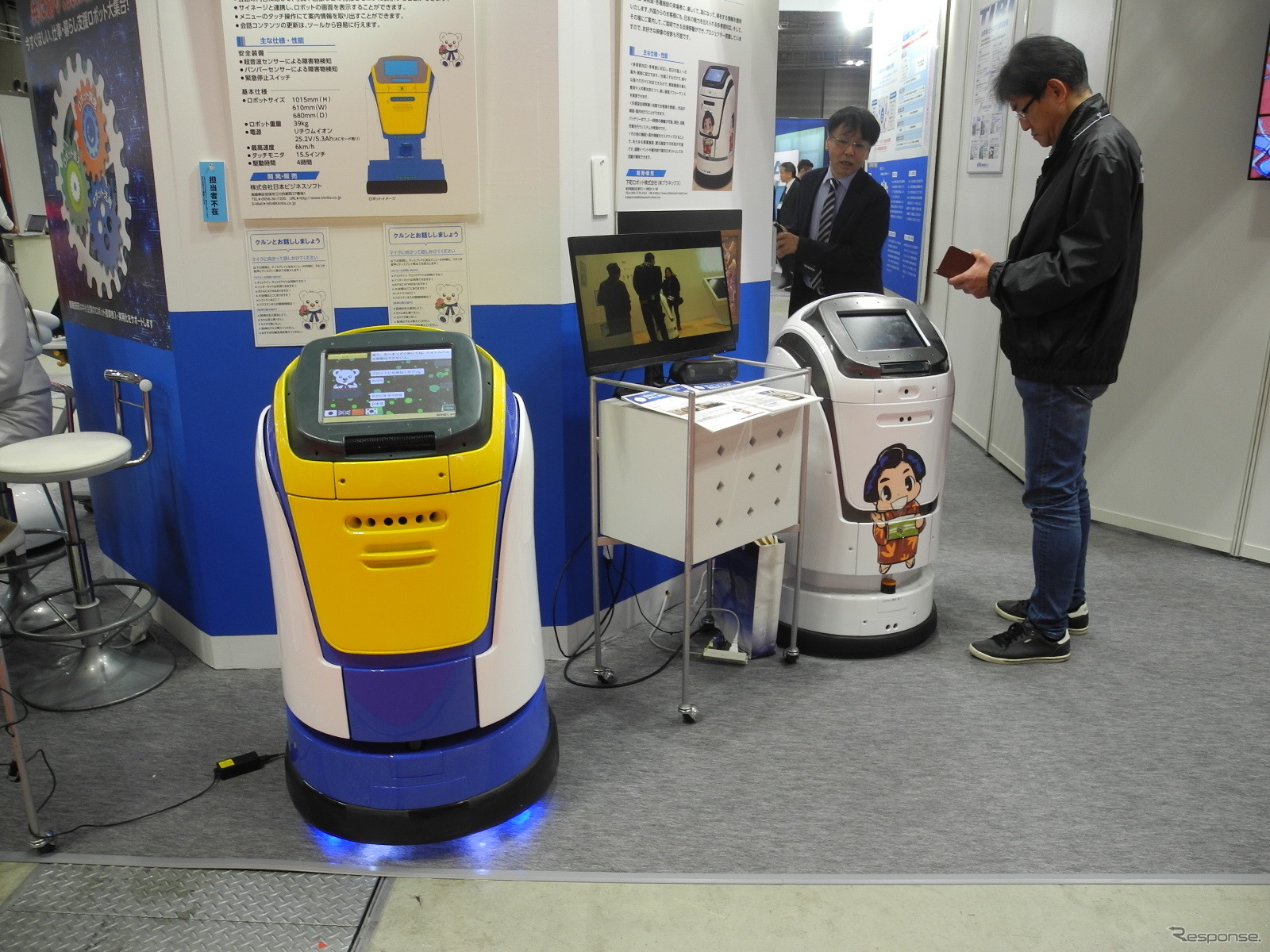 ホテル用多言語対応自律移動型案内ロボット（左）とおもてなしエンタメ案内ロボット「おーい」