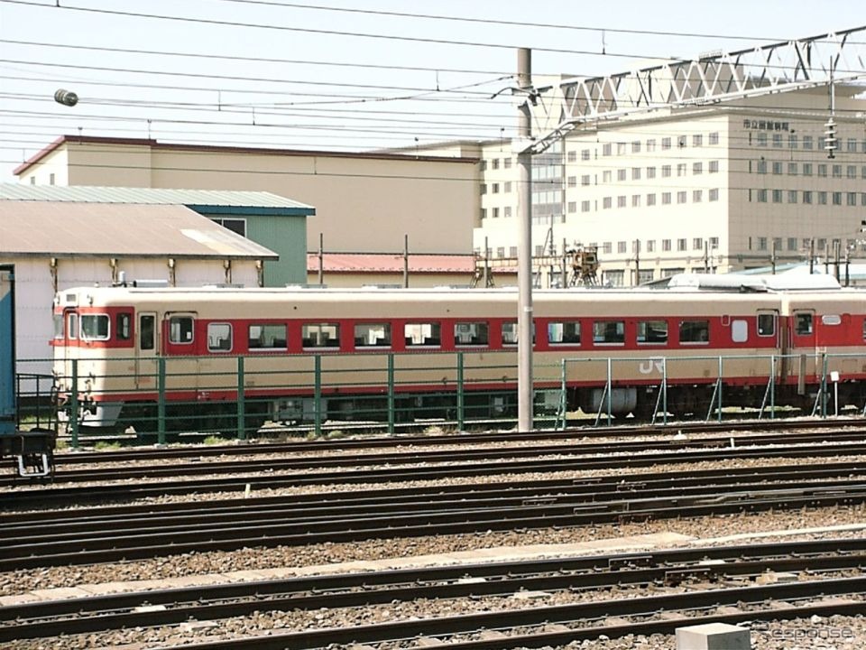 道南いさりび鉄道のキハ40形国鉄急行色は、かつて北海道の急行列車で使用されていたキハ56・27形気動車をイメージしたもの。全廃後も、写真のように五稜郭車両所で留置されていた。2002年頃撮影。