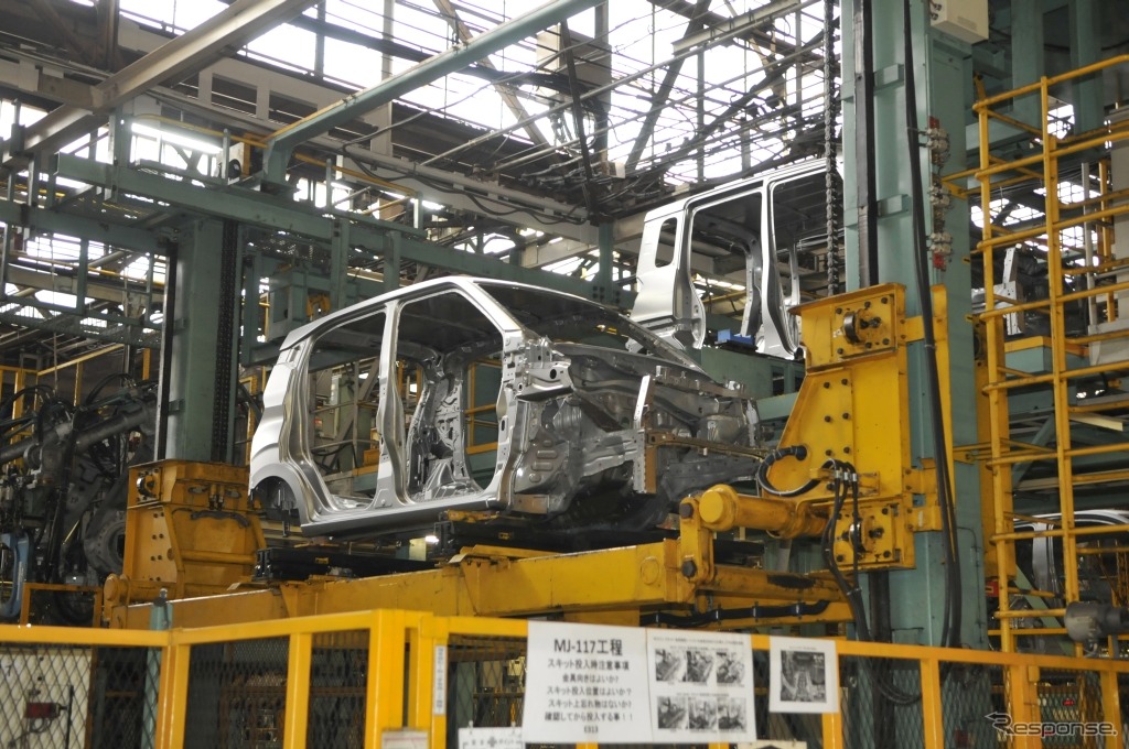 水島工場の生産ラインを流れる新型軽自動車