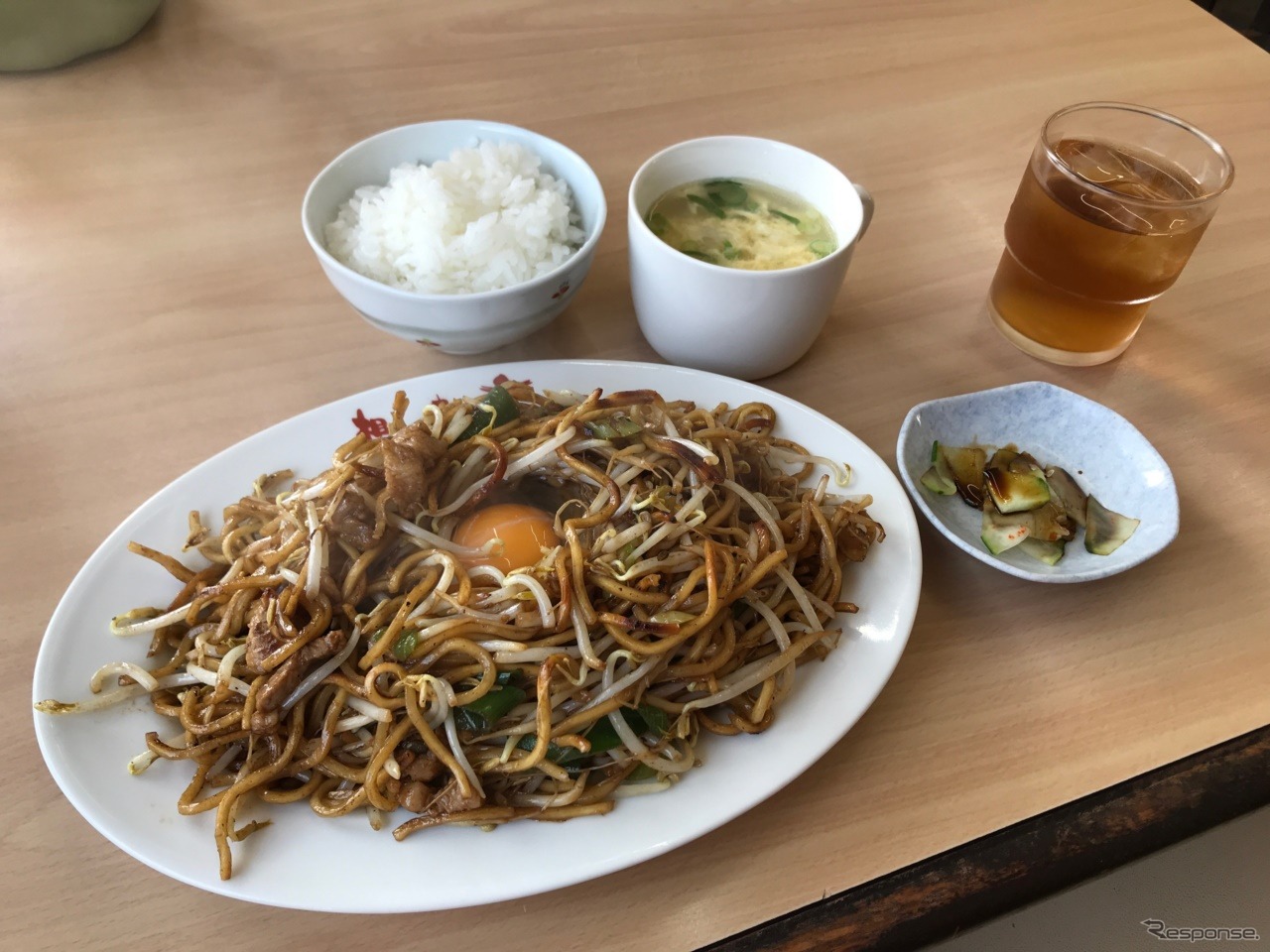 いままでは何となくご飯を頼んだことがなかったが、特製ソースで香ばしく仕上がった焼きそばに、生卵でまろやかさが加わり、ごはんとの相性は抜群だ。