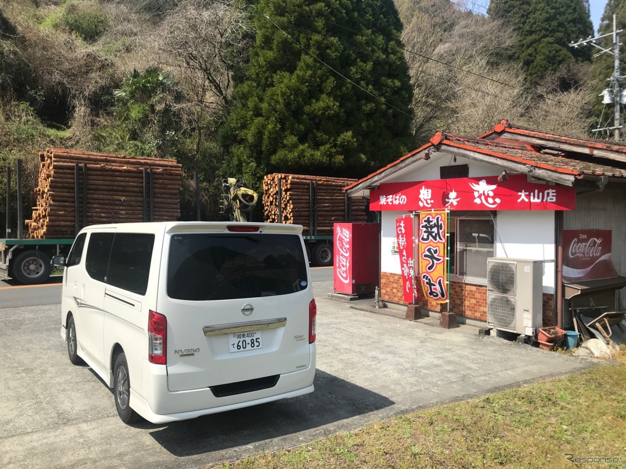 日田街道は木材を運ぶ大型トラックの往来が頻繁だ。しかしこれでこそ九州の山間という風情を感じさせる光景でもある。