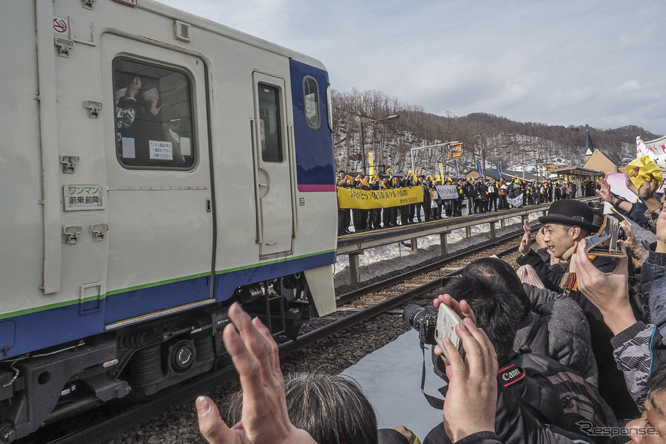 新夕張行き9272Dへ手を降る人々。2019年3月31日撮影。