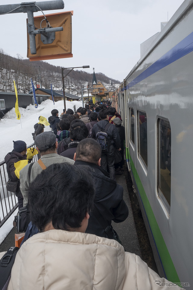 本来はワンマン運転の夕張支線だが、最終日は車掌が乗り込み、全車両のドアが開閉。終点の夕張駅では狭いホームに大勢の人々が降り立ち、駅から出るのにかなりの時間を要した。2019年3月31日撮影。