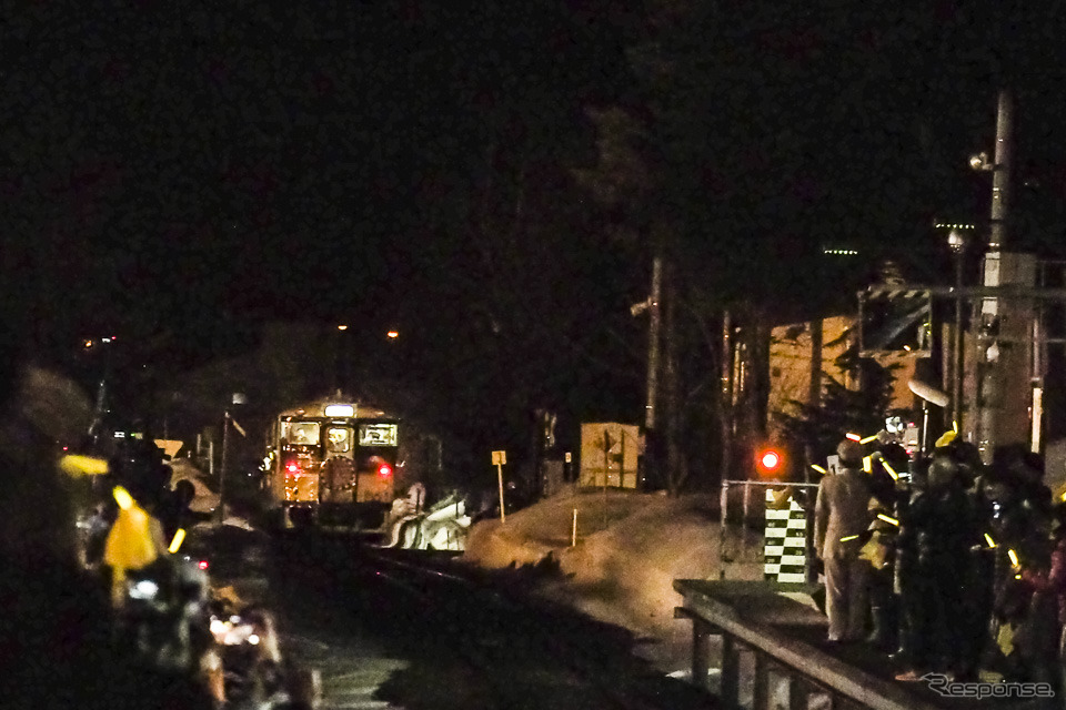 夕張駅を離れる最終9278D。夕張が生んだ双子の女性デュオで、昭和のアイドル史に1ページを刻んだ「ザ・リリーズ」の2人も見送りに駆けつけた。駅の移転はあったものの、126歳になっていた夕張駅から列車が永遠に消えた一瞬。2019年3月31日撮影。