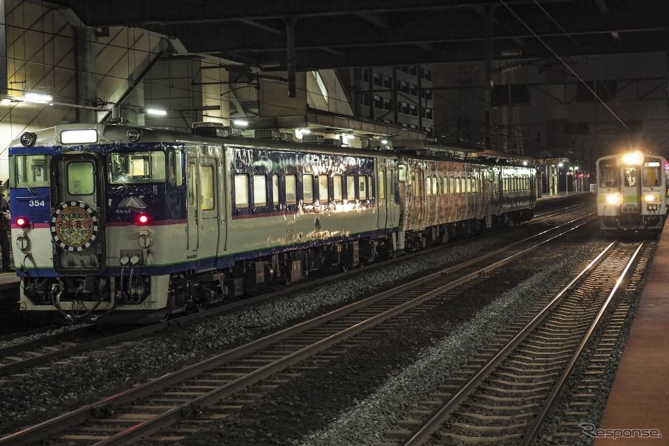 9278Dは追分からそのまま苫小牧行きの臨時普通列車となった。写真は苫小牧駅でキハ140形（右）と並んだ臨時列車。さよならヘッドマークは付けられたままだった。2019年3月31日撮影。