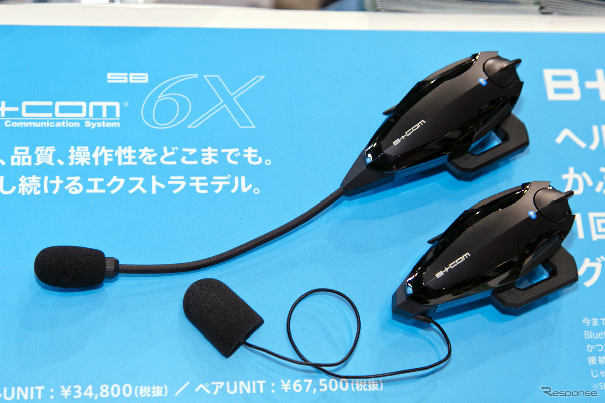 つるの剛士へのランブレッタV200 Special贈呈式（3月22日、東京モーターサイクルショー2019）