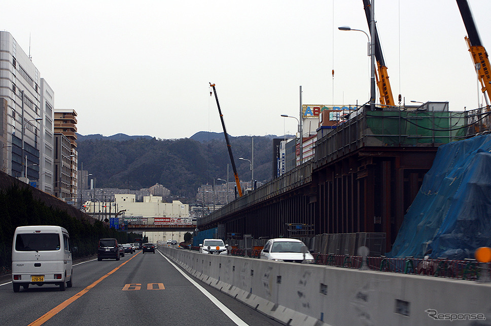 新御堂筋を走るクルマのなかからみえる北大阪急行延伸工事