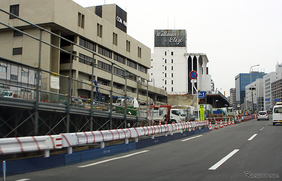 新御堂筋を走るクルマのなかからみえる北大阪急行延伸工事