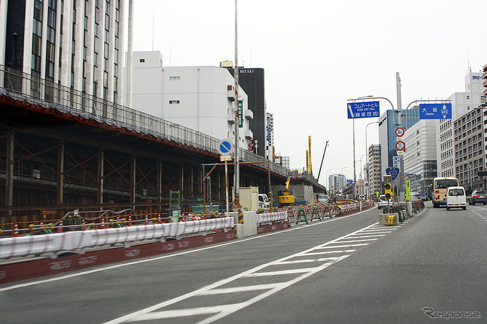 新御堂筋を走るクルマのなかからみえる北大阪急行延伸工事