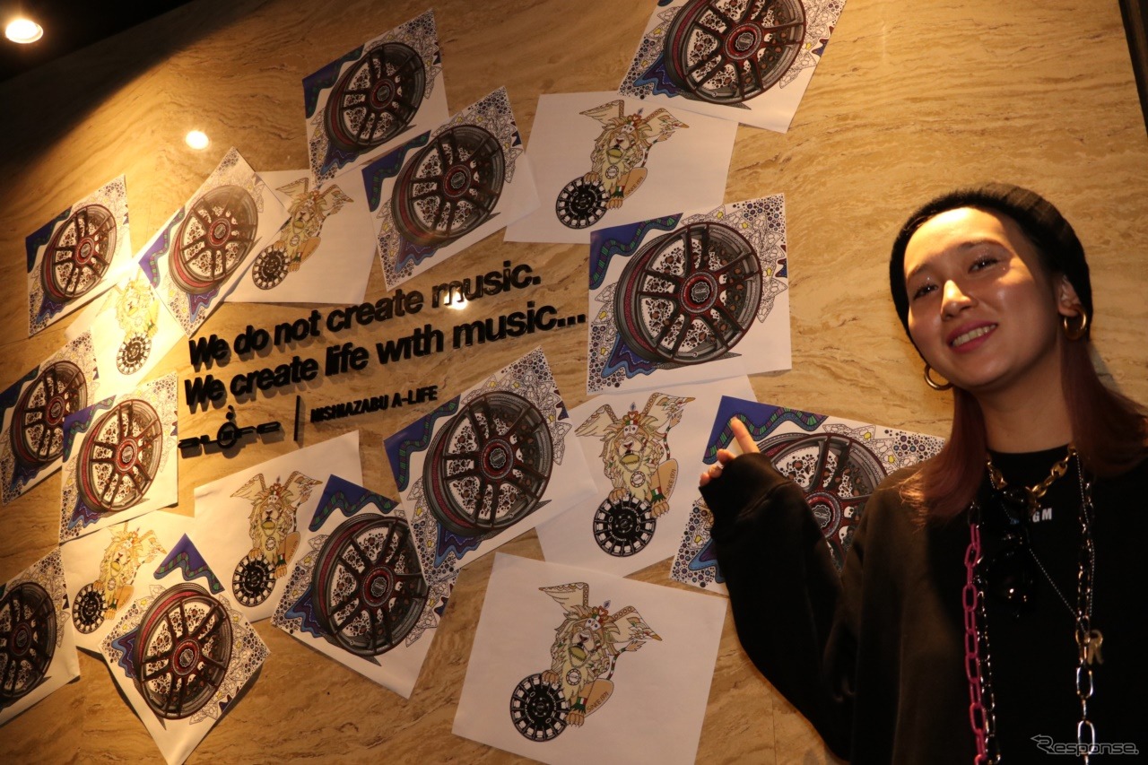 オーゼットホイールをモチーフとしたMinatsuさんのイラストも会場を彩る。