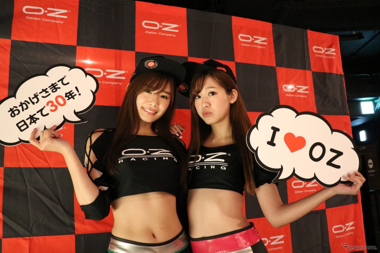 会場で華を添えるのは現役のレースクイーン。左は小山桃さん。右は中村比菜さん。