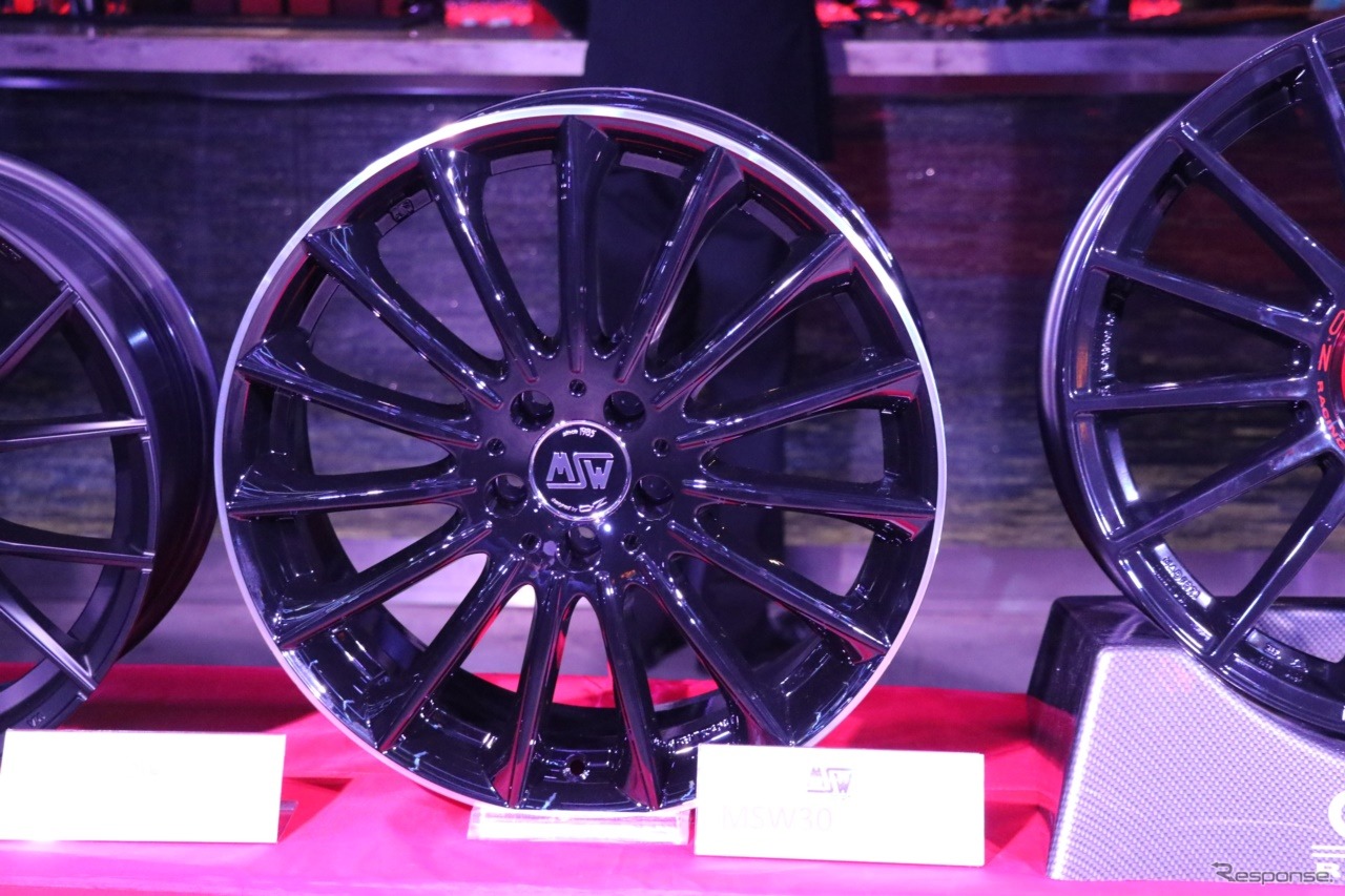 MSW30ではフルポリッシュのタイプとリップのみポリッシュになっているタイプの他、ダークに統一されたものもある。