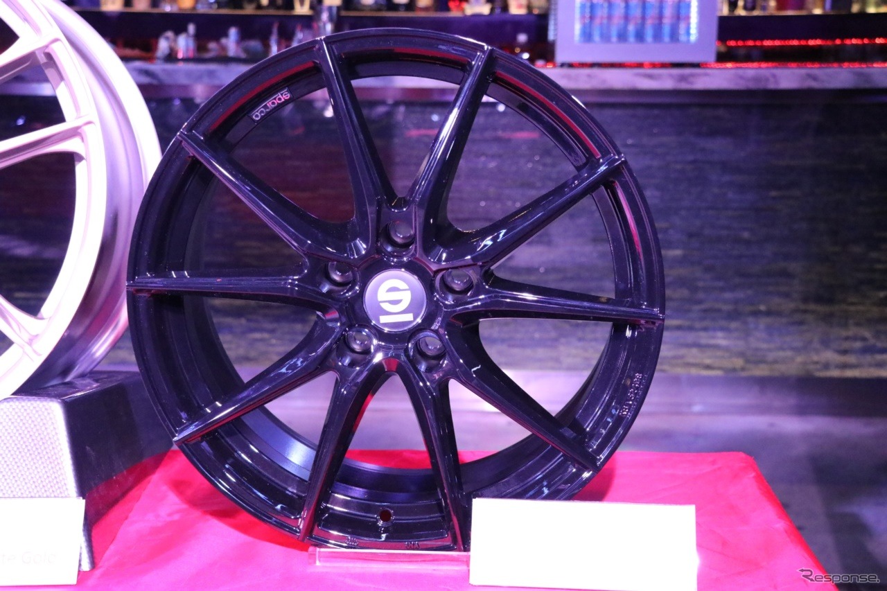 スパルコのニューモデルDRS。一部サイズではラリーブロンズカラーも選べる。