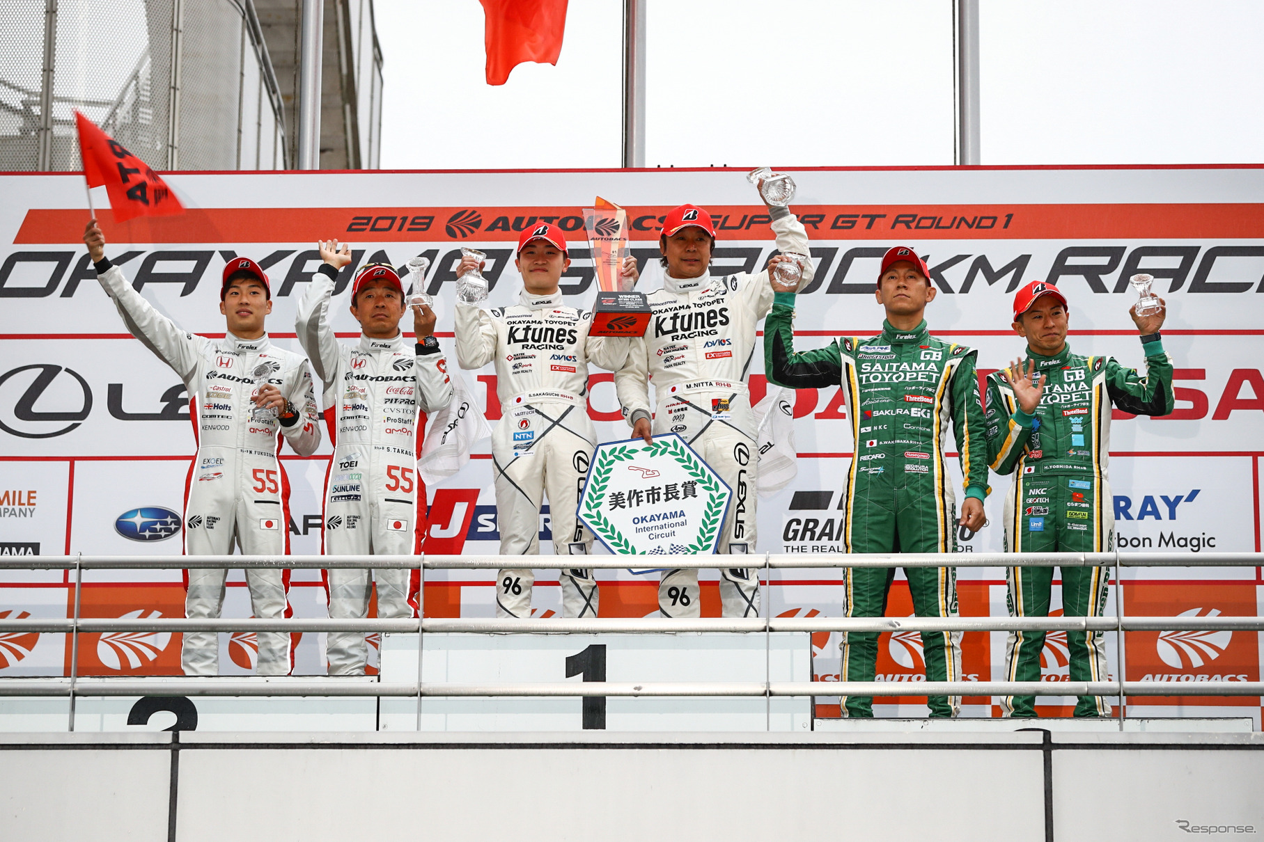 GT300クラスの表彰式。中央左が阪口、右が新田。
