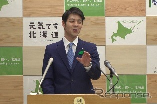 就任後、初の記者会見に臨む鈴木直道新知事。