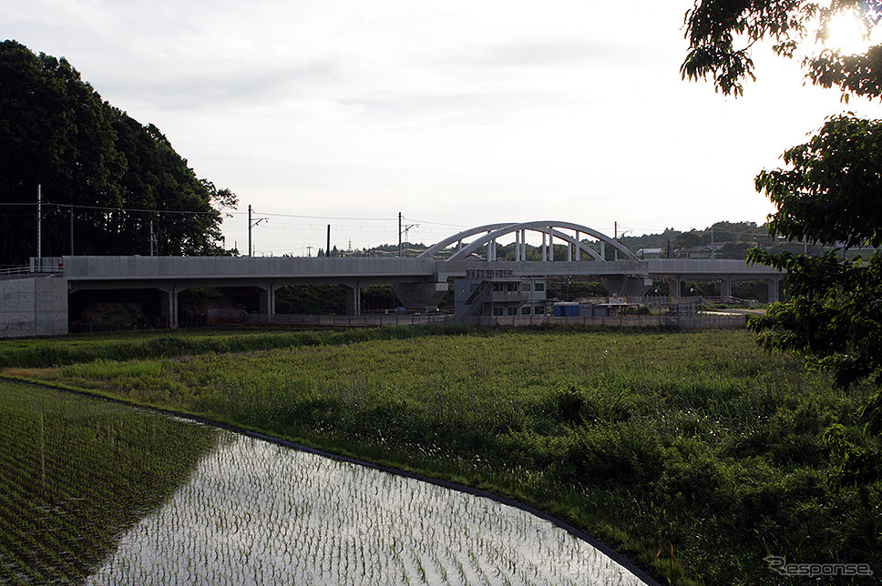 JR成田線大鷲架道橋とニュータウン中央線中央通り