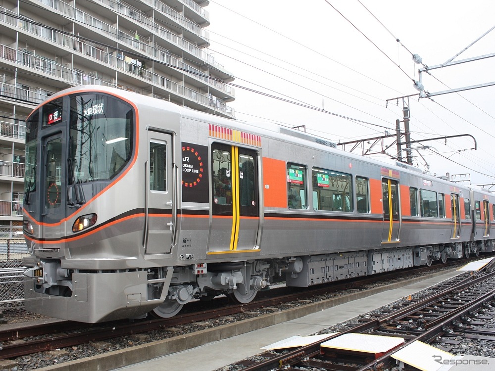 6月8日からは大阪環状線と桜島線の全列車を受け持つ323系。ドアは片側3カ所に統一されていることから、乗車位置も統一される。