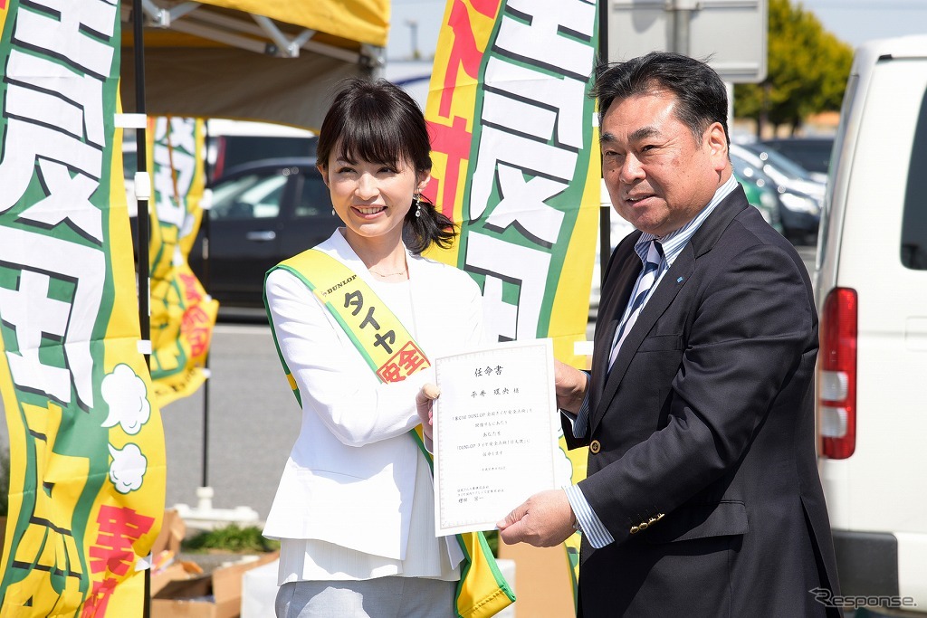 タイヤ安全点検一日大使に任命された平井理央さん