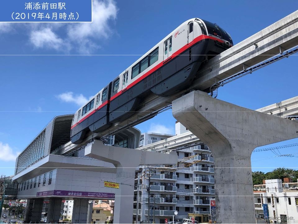 延伸区間の浦添前田駅付近を行く試運転列車。2019年4月。