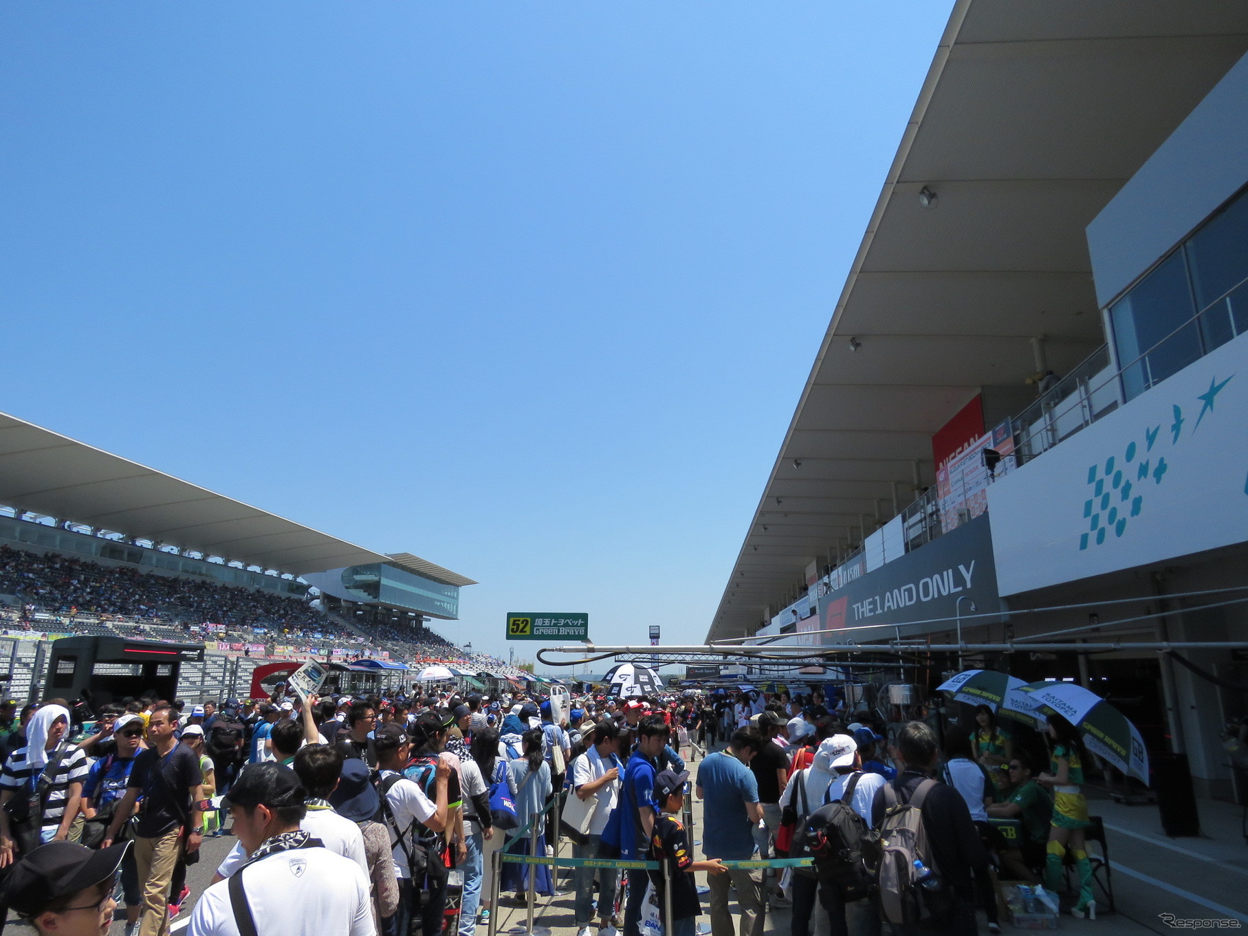 賑わうピットウォーク。そして明日の決勝日も好天（熱暑）が予想される。