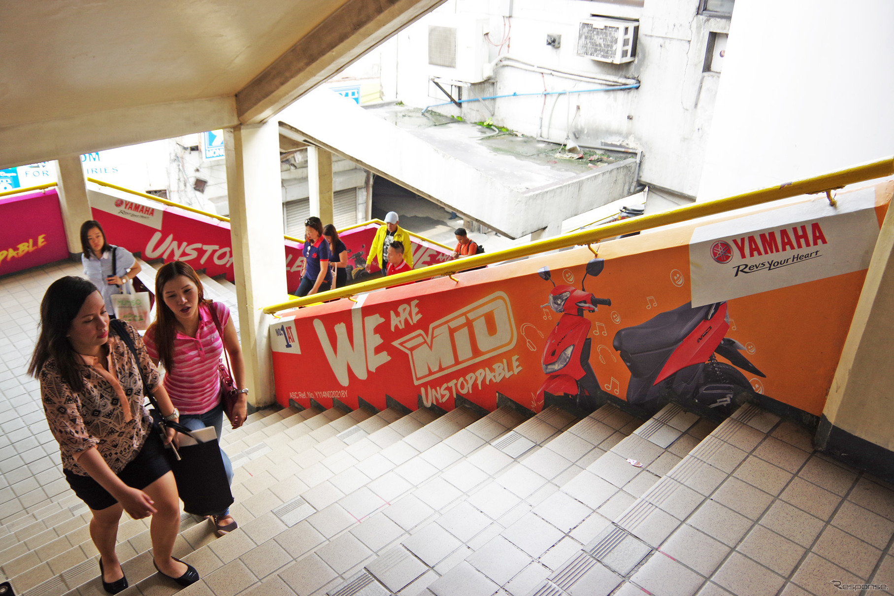 ヤマハモニュメント駅の階段にも、主力車種『MIO』の広告が