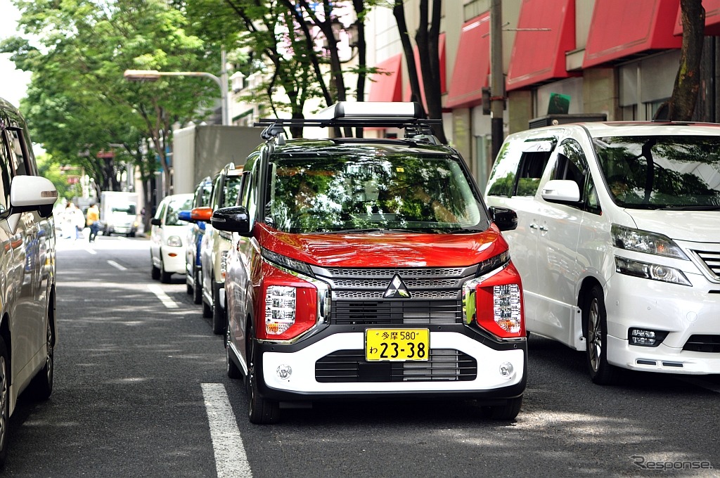 名古屋市内をキャラバン走行する三菱 eKクロス。栄、大津通りの松坂屋前。