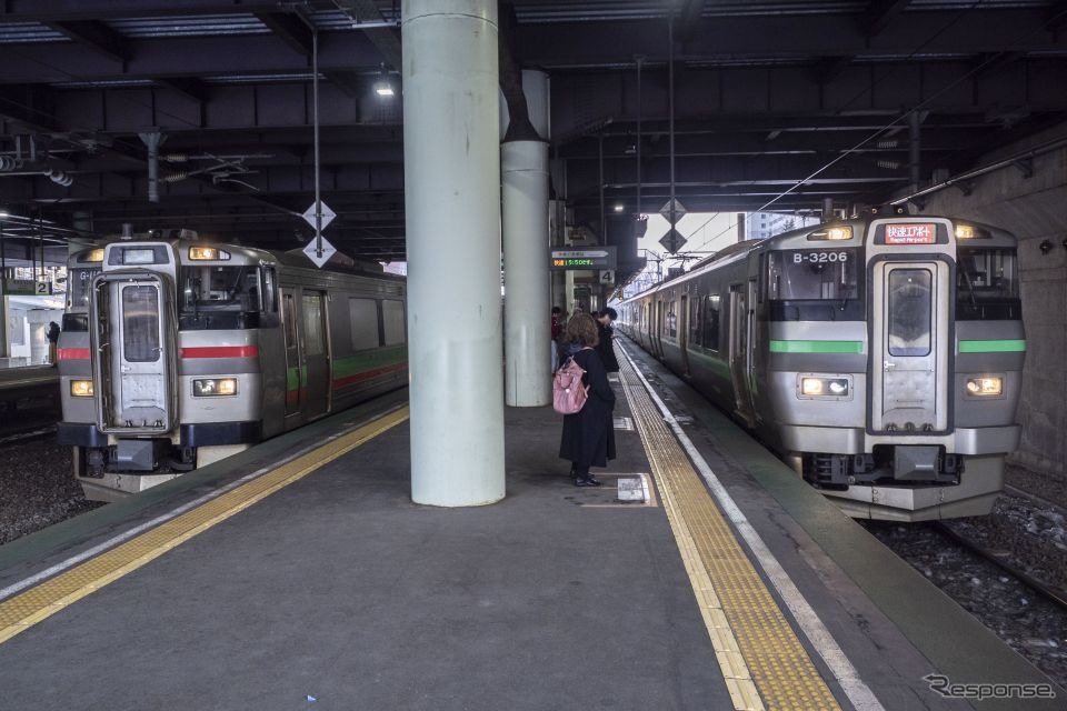 現在は、特急以外のすべての列車が停車する北広島駅。快速『エアポート』（右）はこの駅で普通列車（左）と連絡する。写真は北広島駅の下り（札幌方面）ホーム。2019年2月28日撮影。