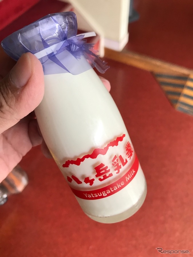 地元の牛乳の旧スタイルの瓶牛乳はつい手が伸びる。温泉に入浴した後は、ビタミンも豊富な牛乳を飲むのは理にかなった行動だ。