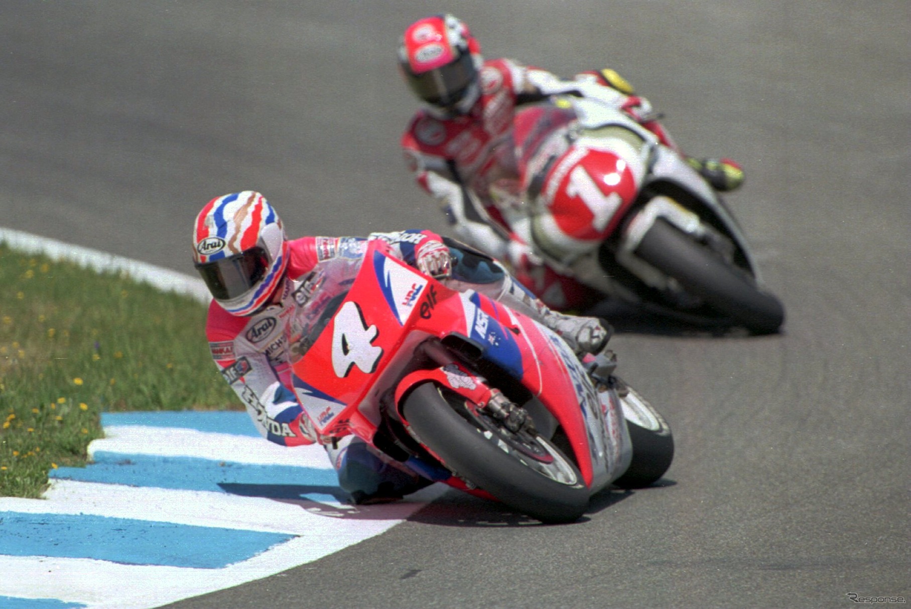 #4 マイク・ドゥーハン選手と#1 ケヴィン・シュウォンツ選手（1994年スペインGP）
