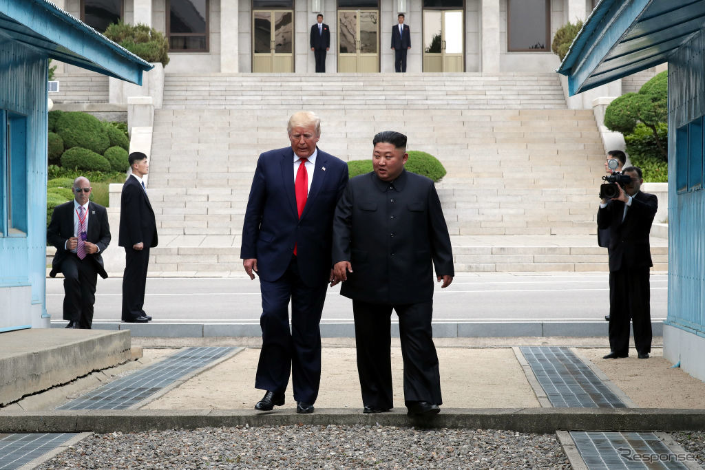 トランプ米大統領が、北朝鮮の金正恩・朝鮮労働党委員長と歩いて北朝鮮入り。