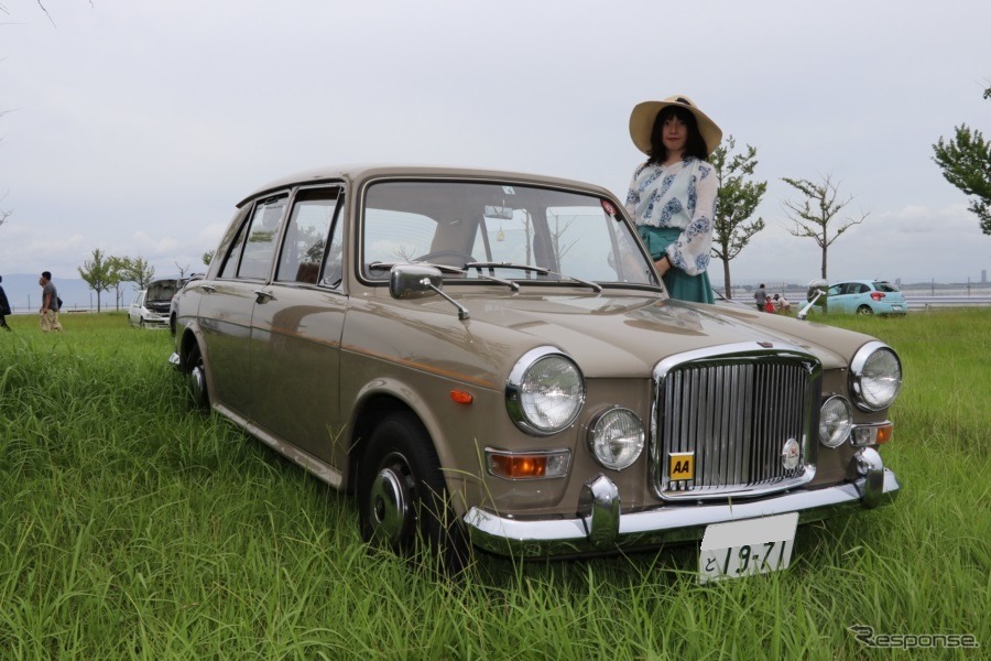 横浜からバンデンプラスプリンセスで参加した女性オーナー。エアコンはないものの、三角窓があるので問題ないそうだ。若者のクルマ好きはしかし頼もしい。