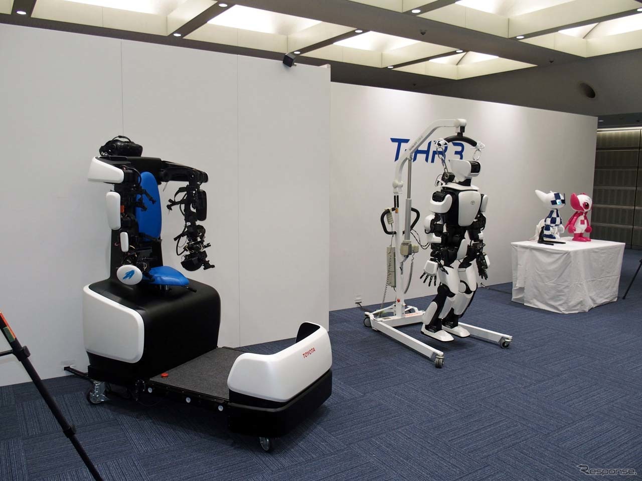 ヒューマノイドロボット「T-HR3」(手前）とマスコットロボット「ミライトワ」の連携も可能