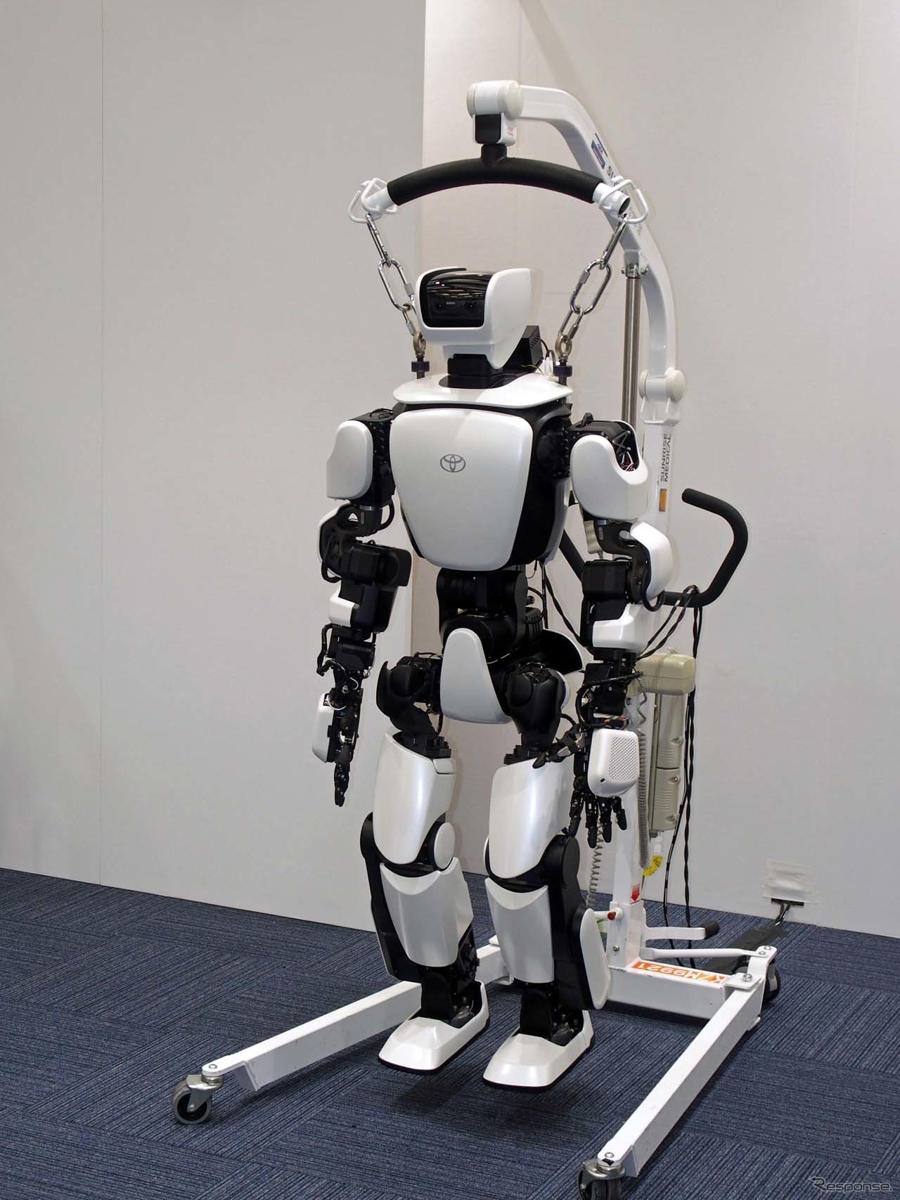 ヒューマノイドロボットの「T-HR3」。倒れることも想定して吊り下げて使われる予定